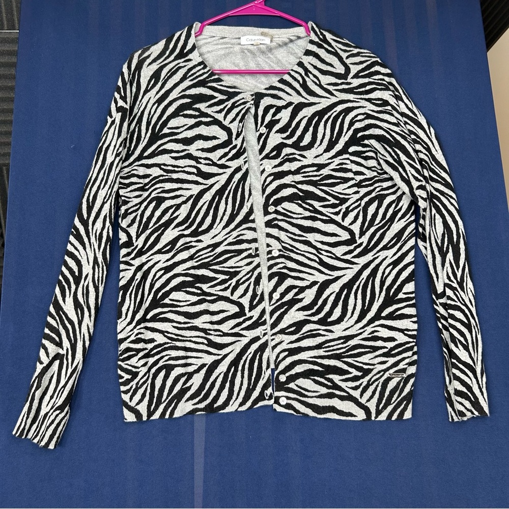 Calvin Klein Women’s Gray and White Patterned Sweater,‎ Size Medium